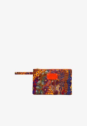 Clutch rettangolare colorato con stampe miste animali e floreali, cinturino da polso e etichetta rettangolare arancione sul davanti.