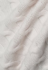 Helles pinkes Strickgewebe mit einem dicken, strukturierten Zopfdesign. Das weiche und flauschige Garn zeigt detaillierte Maschen mit leichtem Glanz.