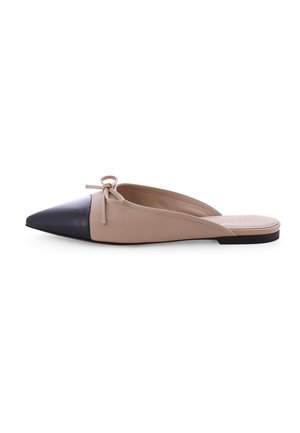 Beige leather slide shoe with a pointed toe, featuring a black leather cap and a decorative bow at the front; flat sole.