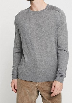 Grauer langärmeliger Pullover aus weichem Strickmaterial, mit rundem Halsausschnitt und Rippbündchen, glatter Oberfläche und tailliertem Schnitt.