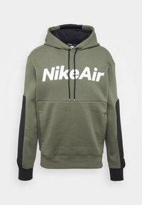 Sudadera verde oliva con capucha, que presenta un gran logo blanco de "Nike Air", acentos negros en las mangas y un bolsillo tipo canguro.