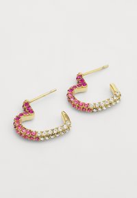 Boucles d'oreilles en or avec des strass roses et transparents ; design incurvé avec des couleurs alternées, présentant une finition texturée et une tige fine.