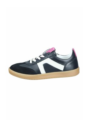 Sneaker med en sort læderkrop, hvid skrå stribe, pink detaljer på hælen, hvide snørebånd og en gummisål. Glatte og teksturerede materialer.