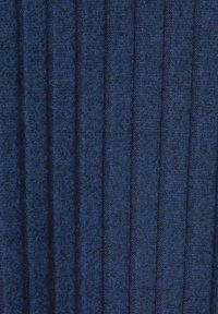 Tessuto a maglia ondulato in un profondo blu navy, caratterizzato da linee verticali con motivi testurizzati, che conferiscono un aspetto morbido e accogliente.