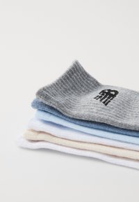 New Balance PERFORMANCE CREW SOCKS UNISEX 6 PACK - Calcetines de deporte - white/iceblue/grey/light arctic blue/linen