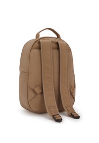 Zaino di stoffa marrone con spallacci imbottiti e regolabili e un manico superiore. Presenta una forma rettangolare e un design minimalista.