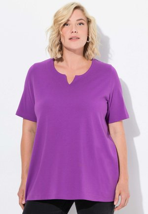 Camiseta morada de manga corta y diseño de escote en V. Tejido suave y corte relajado, adecuada para un uso casual.