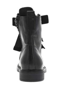 Bottines en cuir noir avec une finition lisse, dotées d'une fermeture éclair sur le côté, de sangles d'accent arrière et d'une semelle en caoutchouc noir robuste.