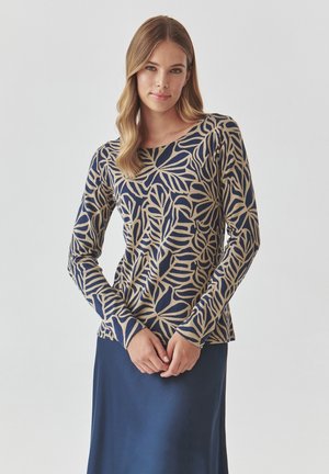 Top de manga larga en azul marino con un patrón de hojas beige. Tejido suave, diseño ajustado con un escote redondo y una textura ligera.
