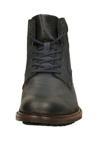 Zwarte leren schoenen met een textuur en een hexagonaal patroon, ronde neus en vetersluiting. Heeft bruine accenten op de buitenzool.