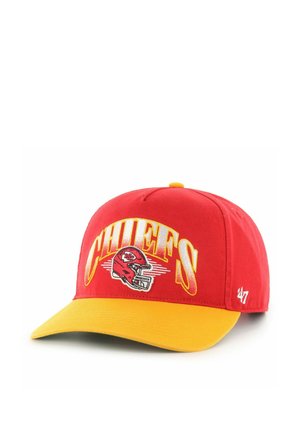 Rote und gelbe Baseballkappe mit dem Schriftzug „CHIEFS“ und dem Logo eines Kansas City Chiefs Footballhelms vorne.
