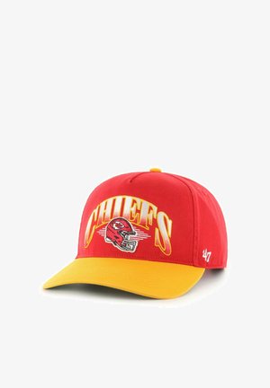 Rote und gelbe Baseballkappe mit dem Schriftzug „CHIEFS“ und dem Logo eines Kansas City Chiefs Footballhelms vorne.