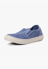 Instap schoenen van lichtblauw canvas met een gestructureerde afwerking, een witte rubberen zool en gestikte accenten langs de randen.