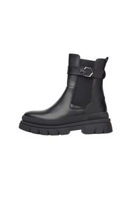 Bottines en cuir noir avec des panneaux élastiques sur les côtés, une large semelle en caoutchouc et une sangle décorative avec un accent en métal.