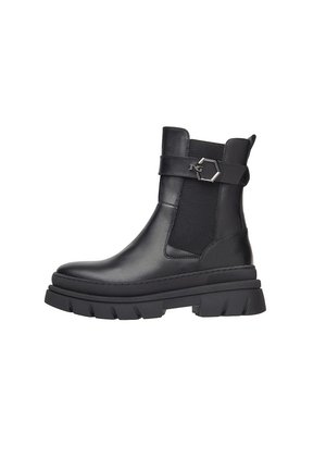 Botas de cuero negras hasta el tobillo con paneles laterales elásticos, una suela de goma ancha y una correa decorativa con un acento metálico.