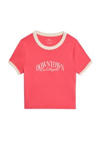 Koraalkleurig T-shirt met korte mouwen en een crèmekleurige kraag, met "DOWNTOWN Los Angeles" gedrukt in witte cursieve letters over de borst.