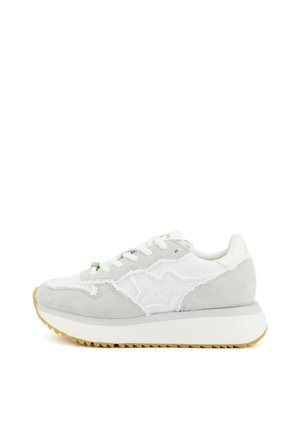 Weißer und hellgrauer Wildledersneaker mit weißen Schnürsenkeln, dicker weißer Sohle und hellbraunem Profil, von der Außenseite betrachtet.