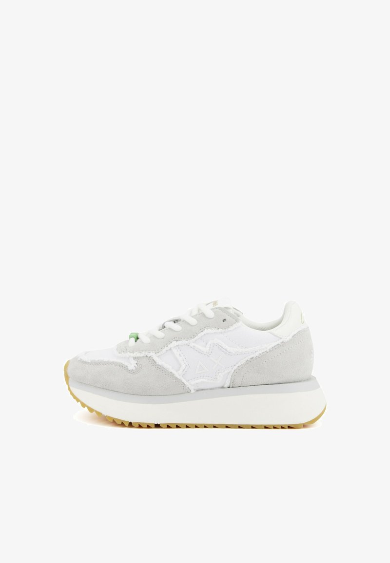 Weißer und hellgrauer Wildledersneaker mit weißen Schnürsenkeln, dicker weißer Sohle und hellbraunem Profil, von der Außenseite betrachtet.