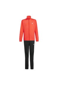 Giacca rossa con zip e colletto alto, pantaloni neri, entrambi con il logo Adidas. Giacca realizzata in tessuto liscio; pantaloni sono a gamba affusolata.