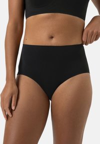 Svarta högmidjade trosor gjorda av mjukt, stretchigt material. Enkel design utan synliga sömmar eller mönster, med en slät yta.