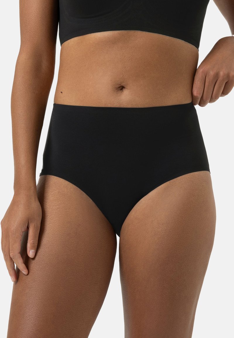 Svarta högmidjade trosor gjorda av mjukt, stretchigt material. Enkel design utan synliga sömmar eller mönster, med en slät yta.