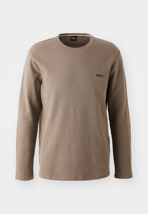 Braunes Langarm-T-Shirt aus strukturiertem Stoff mit rundem Halsausschnitt und einem kleinen schwarzen "BOSS"-Logo auf der linken Seite der Brust.