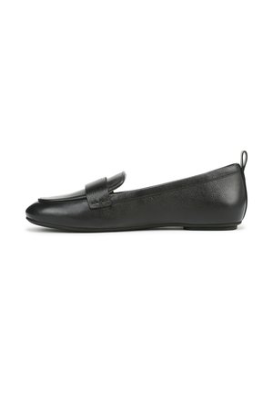 Mocassini in pelle nera con suola piatta, punta tonda e una cintura decorativa frontale. Texture liscia con un design minimalista.