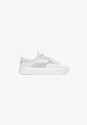 Białe skórzane sneakersy o eleganckim designie, z teksturowanym szarym akcentem, okrągłym noskiem i płaską białą podeszwą. Sznurowane na sześciu oczkach.