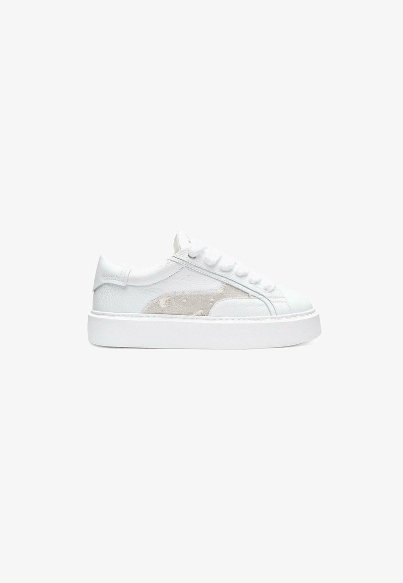 Białe skórzane sneakersy o eleganckim designie, z teksturowanym szarym akcentem, okrągłym noskiem i płaską białą podeszwą. Sznurowane na sześciu oczkach.