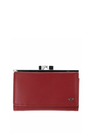 Portefeuille en cuir rouge avec fermoir argenté et petit logo métallique noir à l'avant, fermé, isolé sur fond blanc.