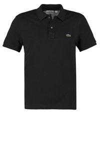 Polo noir à manches courtes avec un plastron à deux boutons et un petit logo crocodile Lacoste vert sur la poitrine gauche.