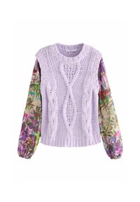 Pull en maille de couleur lavande claire avec un design en câble texturé ; les manches longues sont en tissu à imprimé floral coloré.