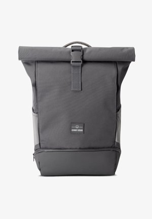 Zaino grigio a roll-top realizzato in un tessuto resistente, con tracolla regolabile, scomparto con zip, tasche laterali e una patch con il logo sul frontale.