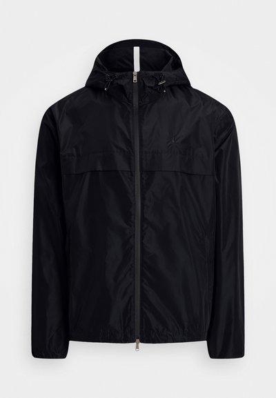 Svart lett zip-jakke med hette, med en glatt tekstur, snor detaljer, og en brystlomme design.