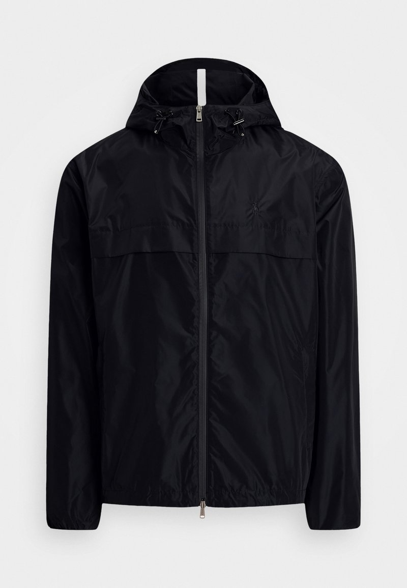 Veste légère noire avec capuche, fermeture éclair, cordons de serrage ajustables et un design de panneau frontal. Fini lisse et brillant sans motifs visibles.