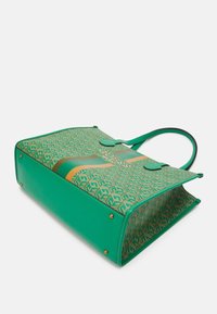 Borsa verde con motivo geometrico, dettagli dorati, forma strutturata e doppi manici. Esterno in pelle liscia e interno spazioso.