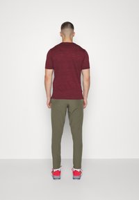 Under Armour UNSTOPPABLE - Spodnji deli trenirk - marine od green