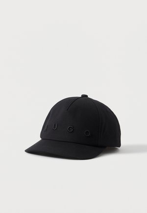 Casquette noire six panneaux avec visière incurvée et lettrage "HUGO" en relief brodé au centre devant.