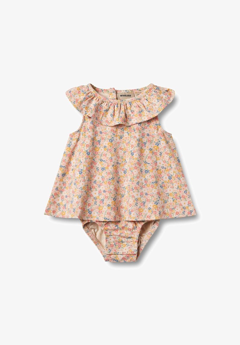 Blommönstrad jumpsuit med rosa bakgrund, volangklänning vid halsen och tryckknappar i botten för enkel påklädning. Mjuk bomullsmaterial.