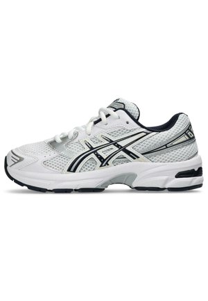 Chaussure de course en mesh blanc et gris avec logo Asics noir et blanc, lacets blancs et semelle extérieure noire, vue de côté extérieur.