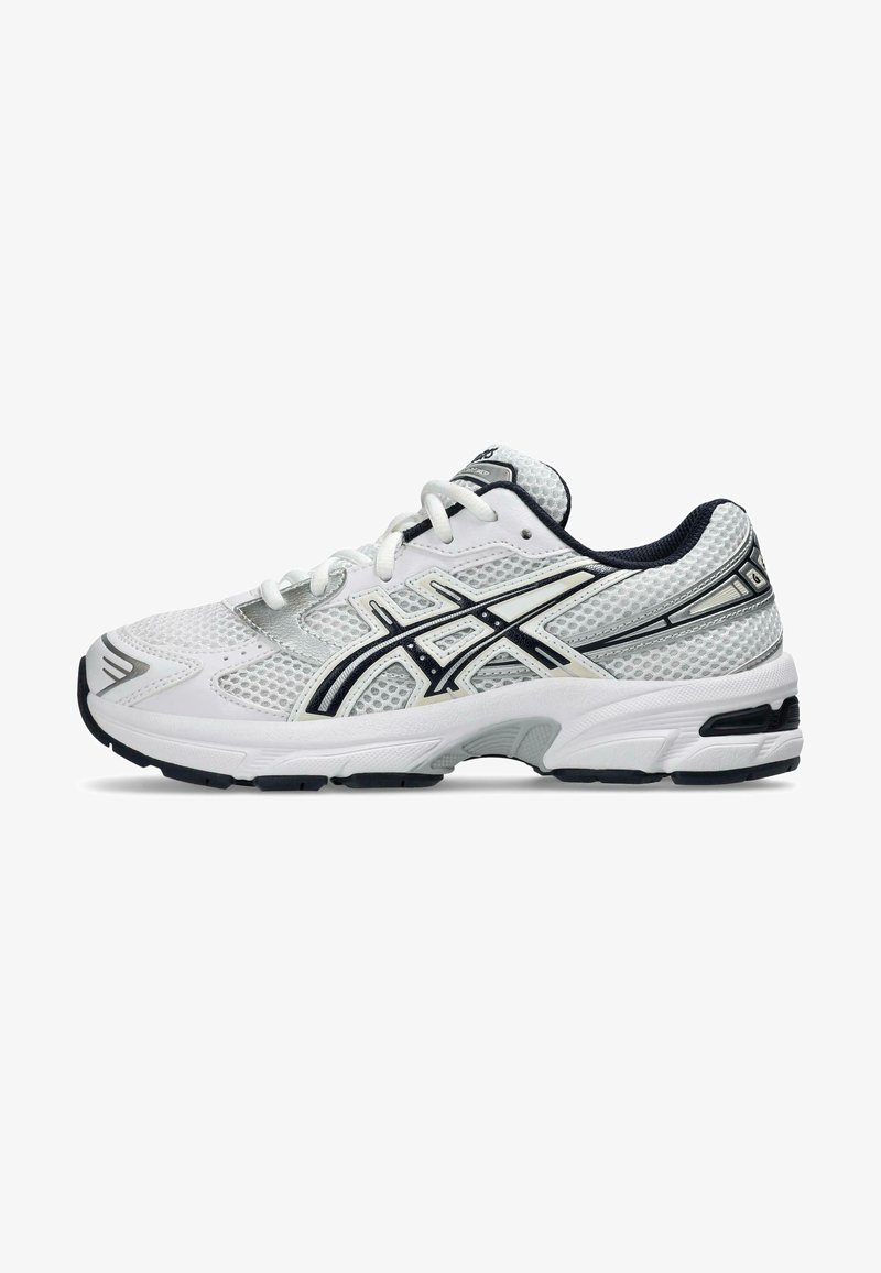 Chaussure de course en mesh blanc et gris avec logo Asics noir et blanc, lacets blancs et semelle extérieure noire, vue de côté extérieur.