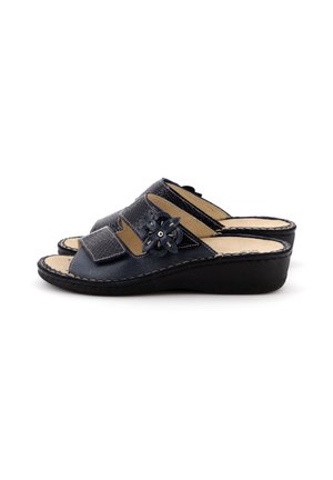 Infradito blu navy con punta aperta, realizzate in pelle testurizzata, con dettaglio floreale e suola a zeppa bassa per il massimo comfort.