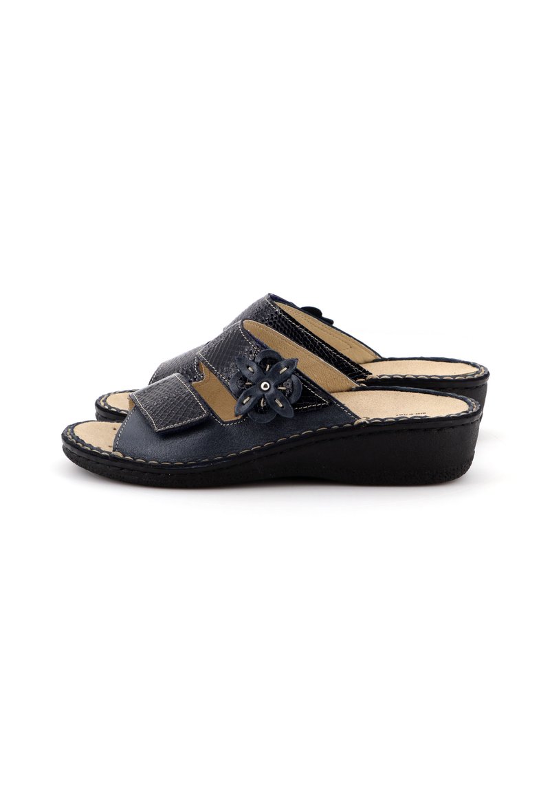 Infradito blu navy con punta aperta, realizzate in pelle testurizzata, con dettaglio floreale e suola a zeppa bassa per il massimo comfort.