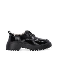 Schwarze Lackleder-Schnürschuhe mit einer massiven schwarzen Gummisohle, die tiefe Profilierungen aufweist, sowie einer kleinen Schlaufe an der Hinterseite für ein einfaches An- und Ausziehen.