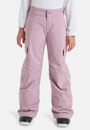 Pantalon ample violet clair avec poches latérales, porté avec des chaussures noires et blanches et une chemise blanche à manches longues, montré de la taille aux pieds.
