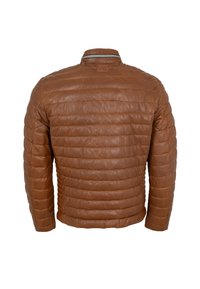 Braune Lederjacke mit einem gesteppten Design, ausgestattet mit einem Stehkragen, horizontalen Nähten und einem kleinen Logo auf dem Rücken.