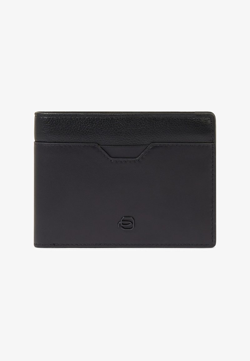Porte-cartes en cuir noir avec bord supérieur texturé, une petite poche avant et un logo embossé discret au centre en bas.