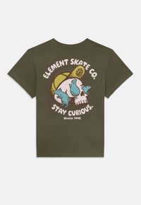 Olivově zelené bavlněné tričko s grafickým designem, který zobrazuje lebku, modré ptáky a nápisy "ELEMENT SKATE CO." a "STAY CURIOUS."