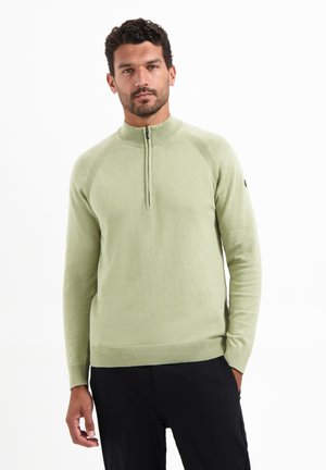 Lichtgroene gebreide pullover met een hoge kraag, een halve rits en ribgebreide boorden. Gladde textuur en aansluitend ontwerp voor comfort.