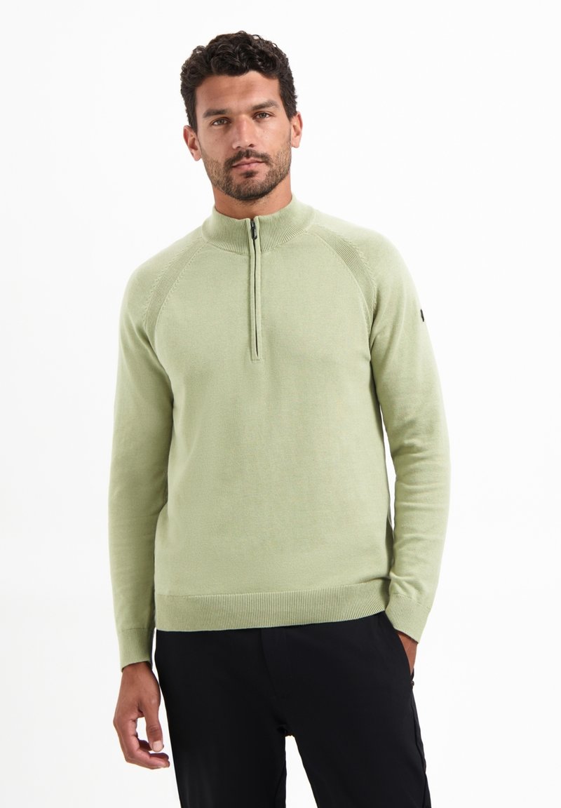 Lichtgroene gebreide pullover met een hoge kraag, een halve rits en ribgebreide boorden. Gladde textuur en aansluitend ontwerp voor comfort.